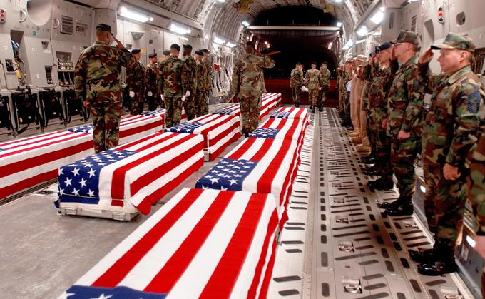 Vojna v Iraku je zaradi večjega števila mrtvih ameriških vojakov postajala vse manj priljubljena v ameriški javnosti.  | Foto: Reuters