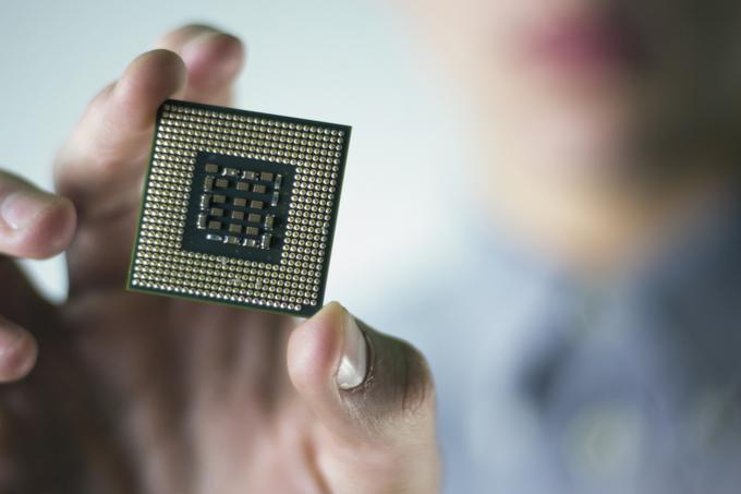 Več ko ima mikroprocesor tranzistorjev, hitreje lahko opravlja računske operacije. | Foto: Thinkstock
