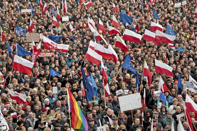 Opozicijski del Poljske od lanskega decembra pogosto protestira na ulicah: najprej so protestirali proti zakonu o ustavnem sodišču in novem medijskem zakonu, zadnji protesti pa so bili uperjeni proti novemu, strožjemu zakonu o splavu. | Foto: Reuters