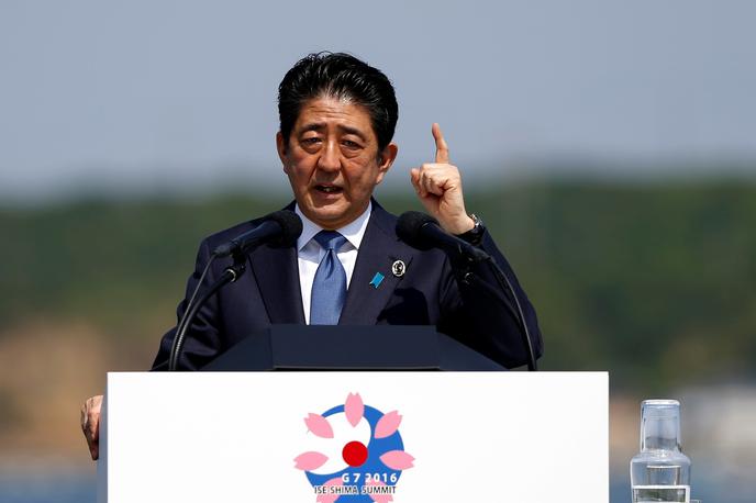 Šinzo Abe | Šinzo Abe: Nobene spremembe ni. Smo v tesnem stiku z Mednarodnim olimpijskim komitejem. Igre želimo gostiti, kot je bilo predvideno, brez težav, saj želimo zajeziti širjenje infekcije. | Foto Reuters