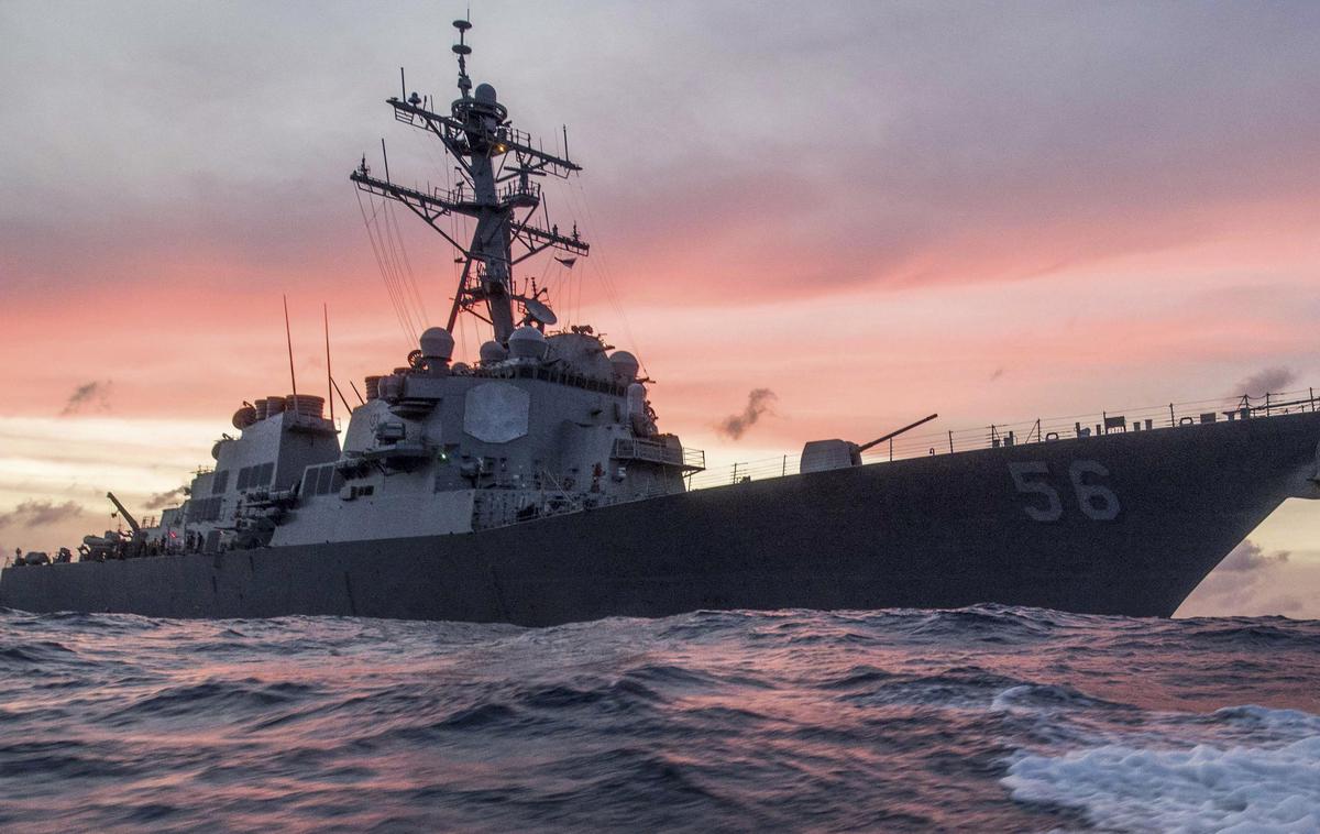 Ameriški vojaški rušilec USS John S. McCain | Oborožene skupine, ki nasprotujejo Izraelu, v odziv na njegovo posredovanje v Gazi, kjer je od začetka oktobra umrlo že več kot 20 tisoč ljudi, izvajajo napade tudi drugod v regiji. Njihove tarče so na primer ameriške sile v Iraku in Siriji, kjer naj bi po trditvah Washingtona za napadi stale skupine, ki jih podpira Iran. Na fotografiji rušilec mornarice ZDA. | Foto Reuters