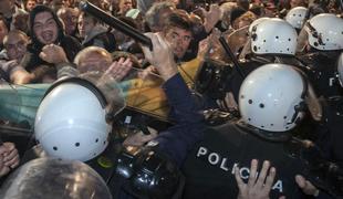Policija s solzivcem nad protestnike v Podgorici (video)