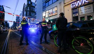Ranjeni nizozemski novinar v kritičnem stanju, v priporu Poljak in Nizozemec