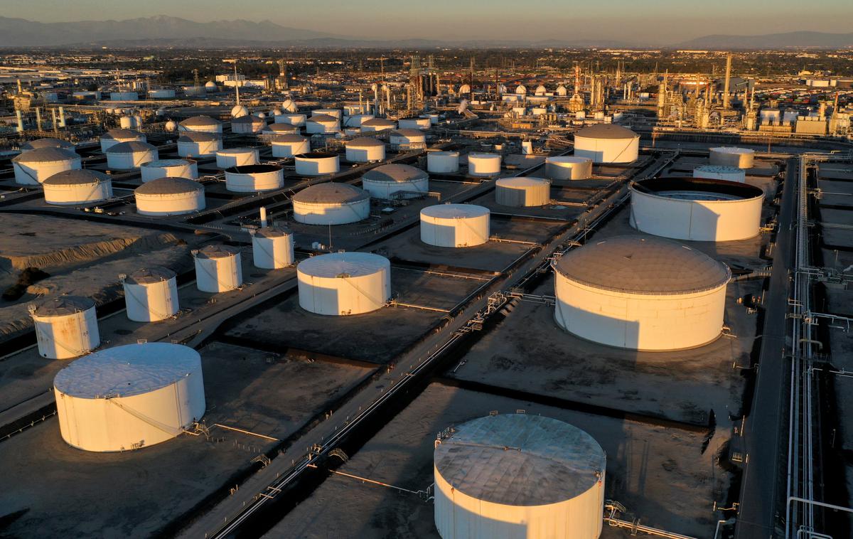 Skladišče naftnih derivatov v Los Angelesu | Foto Reuters