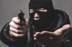 Oborožen moški oropal banko v Solkanu