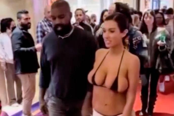 Bianca Censori in Kanye West v Vegasu | Zakonca sta v t. i. mestu greha med mimoidočimi v igralnici pritegnila veliko pogledov. | Foto Profimedia