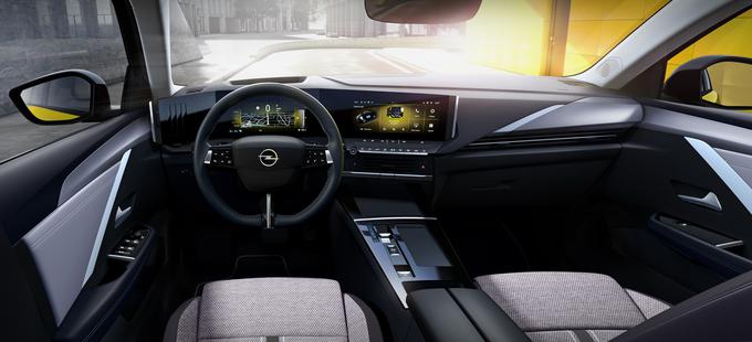 Tako kot peugeot 308 bo tudi nova astra v notranjosti precej bolj digitalizirana kot do zdaj. Veliko fizičnih gumbov so "skrili" v velik zaslon. | Foto: Opel