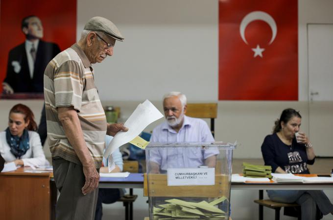 V Turčiji se stopnjuje napetost pred volitvami, na katerih se glede na napovedi obeta tesen izid. Po pričakovanjih bodo predsednika izvolili v drugem krogu 28. maja. | Foto: Reuters