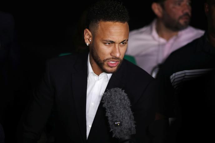 Neymar | Neymar je na policijski postaji preživel kar pet ur, preden jo je zapustil na berglah. | Foto Reuters