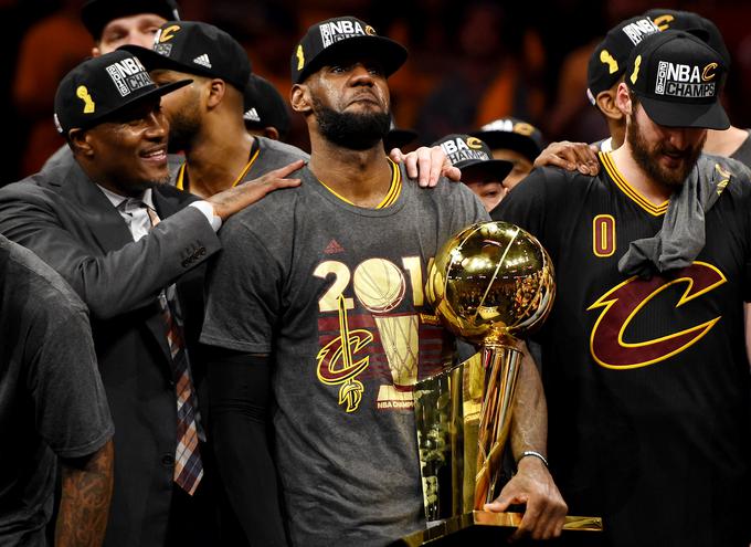Leto 2016 si bo zapomnil tudi ameriški košarkar LeBron James. Takole je bil ganjen ob osvojitvi novega šampionskega naslova v ligi NBA. To je že njegov tretji prstan in prvi v dresu domačega Clevelanda. (Junij 2016) | Foto: Reuters