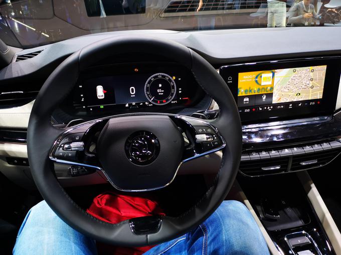 Zgleden vozniški prostor. Upravljanje digitalnega zaslona je nekoliko bolj enostavno kot v novem VW golfu. | Foto: Gregor Pavšič