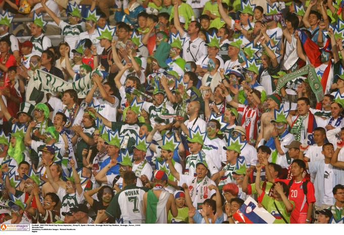 V Južno Korejo se je odpravilo veliko ljubiteljev nogometa iz Slovenije. | Foto: Reuters