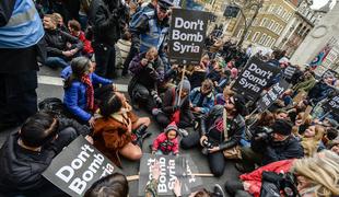 V Veliki Britaniji in Španiji protesti proti posredovanju v Siriji