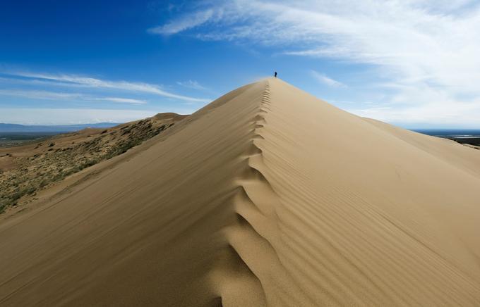 Kako lahko peska zmanjkuje? Mar ga ni ogromno v puščavah in v takšnih sipinah? Že že, a puščavski pesek je v večini primerov preveč fin za industrijsko uporabo. Savdska Arabija ima ogromno svojega puščavskega peska, na primer, a ga mora uvažati, ker je njen neprimeren za gospodarsko izkoriščanje.  | Foto: Reuters