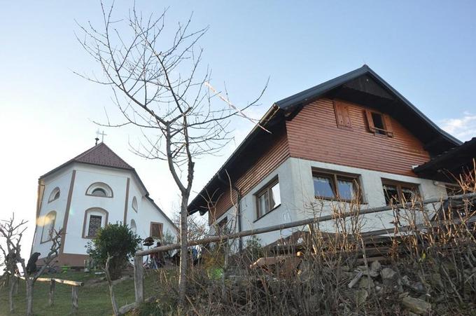 Zakonca Veligošek sta v letošnjem letu oskrbnika Dragovega doma na Homu. | Foto: 