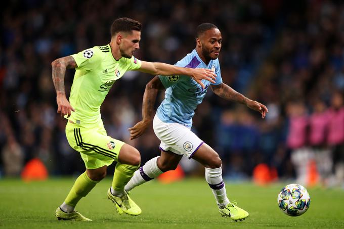 V dvoboju z zvezdnikom Manchester Cityja Raheemom Sterlingom. | Foto: Getty Images