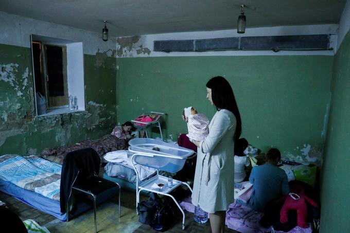 Hlev, v katerem je rodila Marija, je veliko bolj higienski kot zaklonišča, je dejala ukrajinska pisateljica. | Foto: Reuters