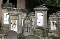 Na judovskem pokopališču z grafiti vandalizirali nagrobnike