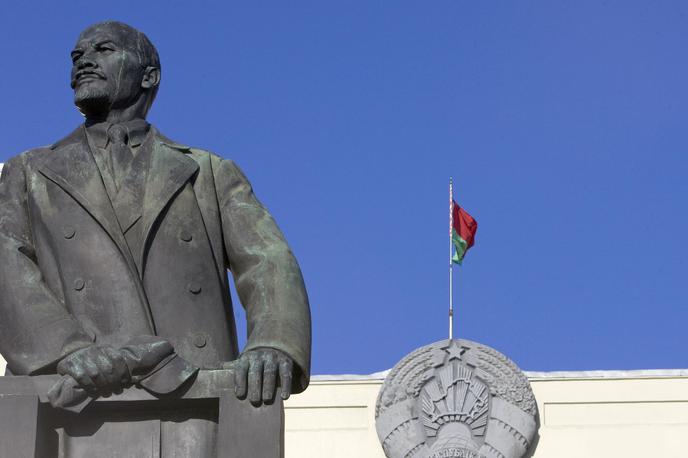 Leninov kip v Minsku | Lukašenkova Belorusija je država, ki je prežeta z nostalgijo po Sovjetski zvezi. Tudi na simbolni ravni. Pred beloruskim parlamentom stoji kip Lenina, ustanovitelja Sovjetske zveze. Na stavbi beloruskega parlamenta je beloruski grb s komunistično zvezdo, uzakonjen leta 1995, ki je skoraj enak grbu iz časov sovjetske Beloruske socialistične republike (manjkata le srp in kladivo). Kot zanimivost: stavba, v kateri je parlament, je ena redkih stavb v beloruski prestolnici, ki ni bila porušena v srditih nemško-sovjetskih spopadov v času druge svetovne vojne. | Foto Reuters