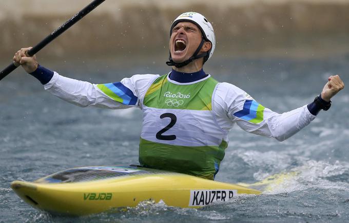Peter Kauzer se je v cilju takole razveselil odlične finalne vožnje, ki mu je prinesla srebrno odličje. | Foto: Reuters
