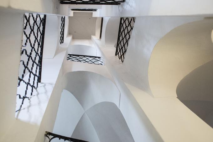 Odtis barokiziranja stavbe se vidi tudi v notranjem stopnišču. | Foto: 