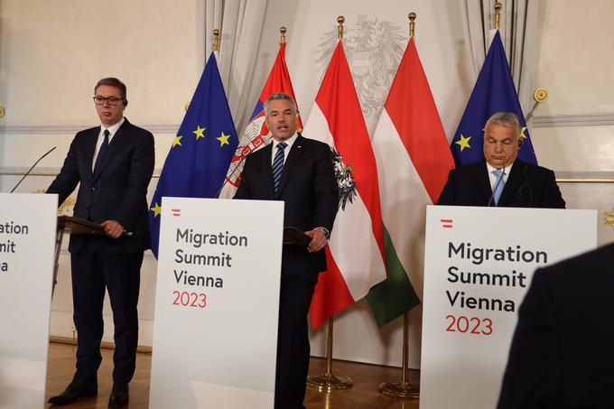 Srbija in Madžarska sta pomembni tranzitni državi na poti migrantov na zahod EU. Tudi v Avstrijo številni migranti nezakonito vstopajo z območja Madžarske. Julija letos so na Dunaju avstrijski kancler Karl Nehammer, srbski predsednik Aleksandar Vučić in madžarski premier Viktor Orban podpisali memorandum o obmejnem sodelovanju in boju proti tihotapcem. Vprašanje pa je, ali bo ta memorandum dejansko zmanjšal število nezakonitih migrantov po t. i. balkanski poti. | Foto: Guliverimage