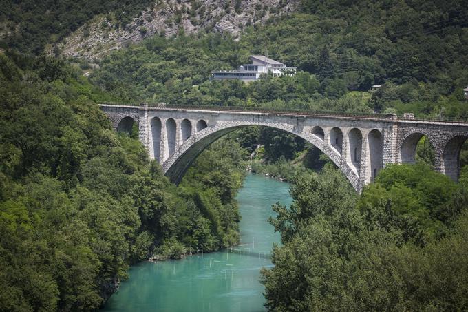 Solkanski most je s 85-metrskim kamnitim lokom svetovni prvak med železniškimi mosti. | Foto: Bojan Puhek
