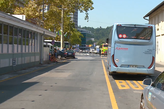 Z avtobusom se lahko med Ljubljano in Novo Gorico peljete tudi debeli dve uri in pol. | Foto: Planet TV