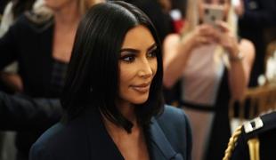 Fotošop bizarka ali igra senc? Kim Kardashian ima preveč nožnih prstov.
