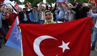 Erdogan po zmagi na volitvah napovedal konsenz glede nove ustave