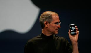 Steve Jobs predstavi prvi iPhone