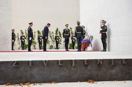 Odkritje spomenika vsem žrtvam vojn in z vojnami povezanim žrtvam