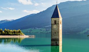 Po 70 letih se je iz jezera v Italiji prikazala potopljena vas #video