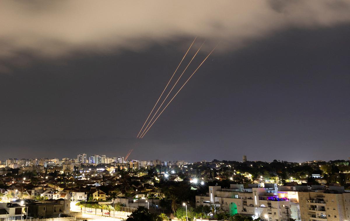 Iran Izrael | V noči na nedeljo je Iran z več kot 300 droni, manevrirnimi izstrelki in balističnimi raketami izvedel napade na Izrael. | Foto Reuters