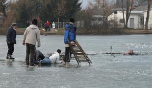 Na Koseškem bajerju popustil led, več ljudi v vodi