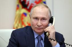 Koga vse ima Putin na bruseljski plačilni listi? V SDS plačila zanikajo.