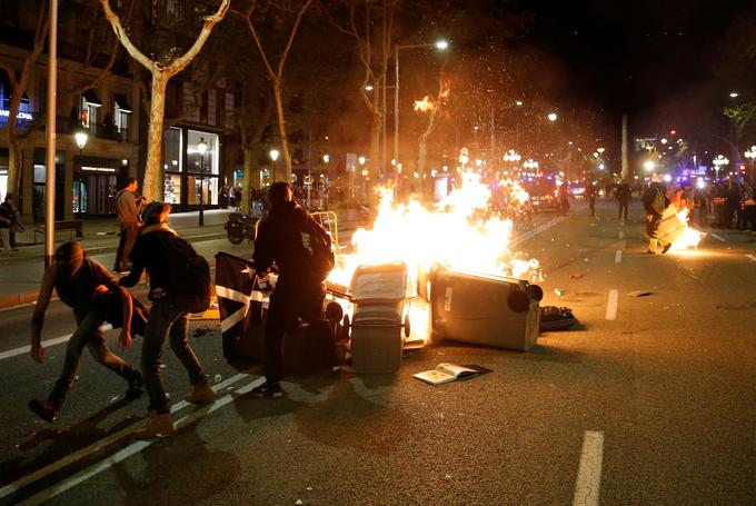 V Barceloni so se protestniki spet spopadli s policijo. | Foto: Reuters