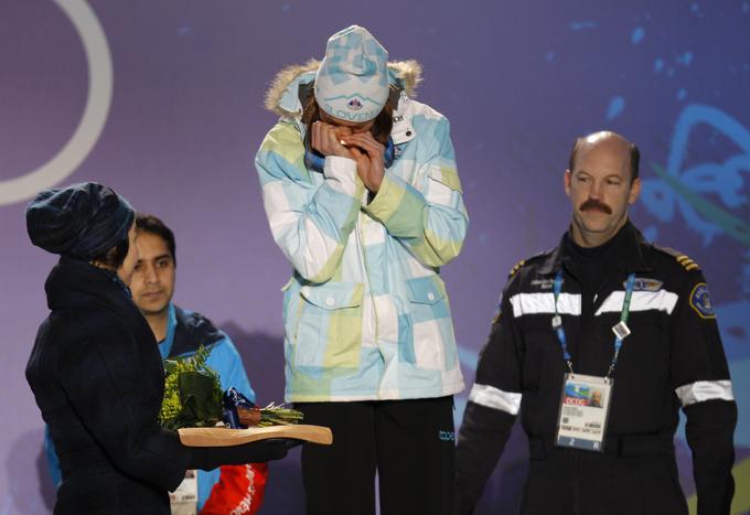 Na zmagovalnem odru je bila pod budnim očesom spremljevalnega osebja. | Foto: Reuters