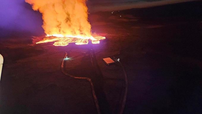 Ob decembrskem izbruhu novonastalega vulkana se je Grindavik izognil večji škodi, saj ga lava ni dosegla. | Foto: Reuters