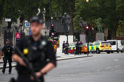 V Londonu pred mošejo moški z avtom zapeljal v množico