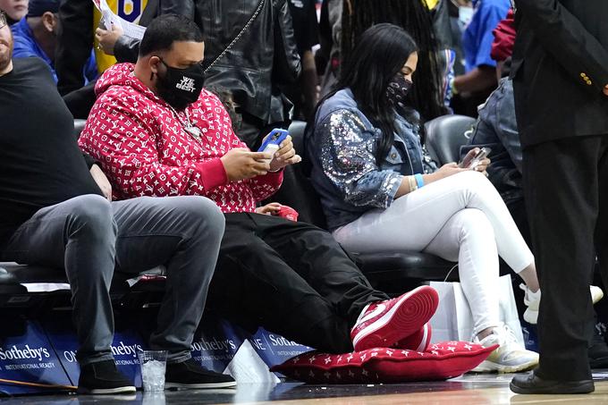 Pred dvemi leti si je januarja 2022 na NBA tekmi med Miami Heat in Los Angeles Lakersi DJ Khaled privoščil podobno bizarnost kot nedavno. Takrat je pod svojimi obuvali ob košarkarskem igrišču zahteval blazino, na kateri so počivale njegove noge, na katerih je nosil čevlje Nike Jordan. | Foto: Guliverimage