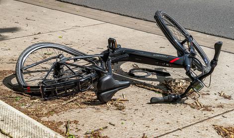 Zaradi padca z električnim kolesom umrl 86-letnik