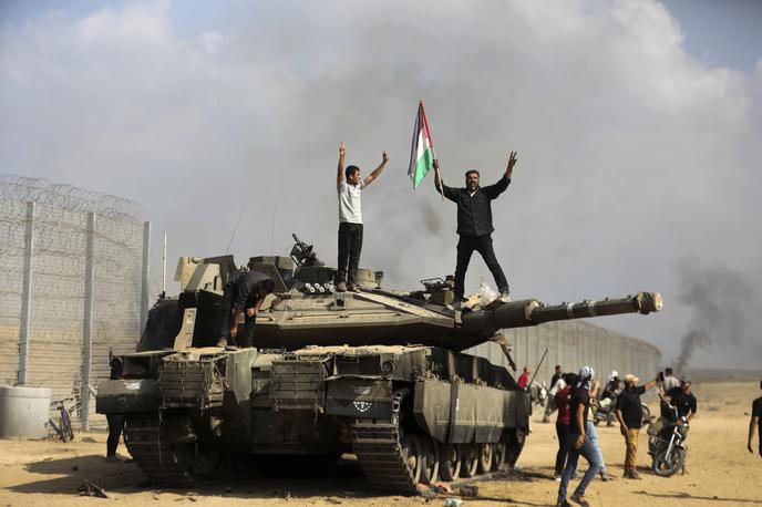 Uničen izraelski tank na meji z Gazo | Ker so se preveč zanašali na tehnologijo, je bila ograja na meji z Gazo slabo branjena. Na ključnem odseku meje so nekdaj patruljirali trije izraelski tanki, v soboto pa je bil tam le en tank. Ko so ga pripadniki Hamasa uničili, se jim je odprla neovirana pot za napad na izraelske civiliste. | Foto Guliverimage