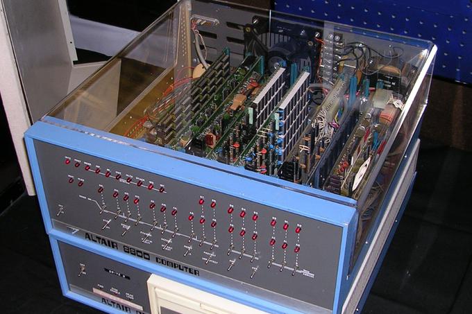 Prvi računalnik, v katerem se je pojavilo vodilo S-100, je bil legendarni Altair 8800. Po uspehu tega računalnika je S-100 postal standard računalniške industrije in trga domačega računalništva ter primat izgubil šele v začetku 80. let prejšnjega stoletja s prihodom IBM PC, ki velja za prvi pravi osebni računalnik.  | Foto: Thomas Hilmes/Wikimedia Commons
