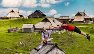 Znani akrobati na Veliki planini priredili nov vratolomni skok #video
