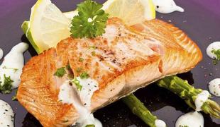 Velikonočni recept: Pečeni losos s krompirčkom, pestom in šparglji