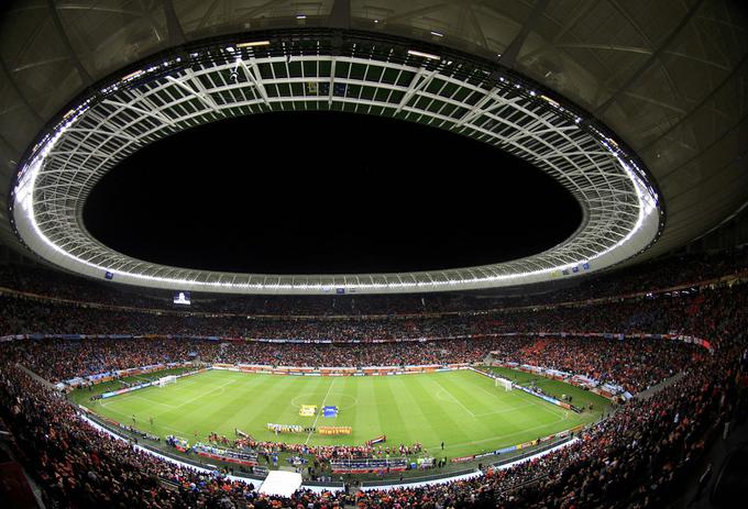 Ajax Cape Town igra domače tekme na štadionu, ki sprejme 55 tisoč gledalcev in je tudi gostil polfinalni dvoboj SP 2010 med Nizozemsko in Urugvajem. | Foto: Reuters