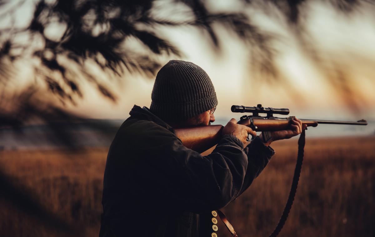 Lovec. Lov. Puška. Odstrel. | V skupinskem lovu so bili udeleženi lovci lovskih družin Libeliče in Strojna, lažje poškodovan pa je bil 51-letni lovec z območja Raven na Koroškem. (Fotografija je simbolična.) | Foto Getty Images