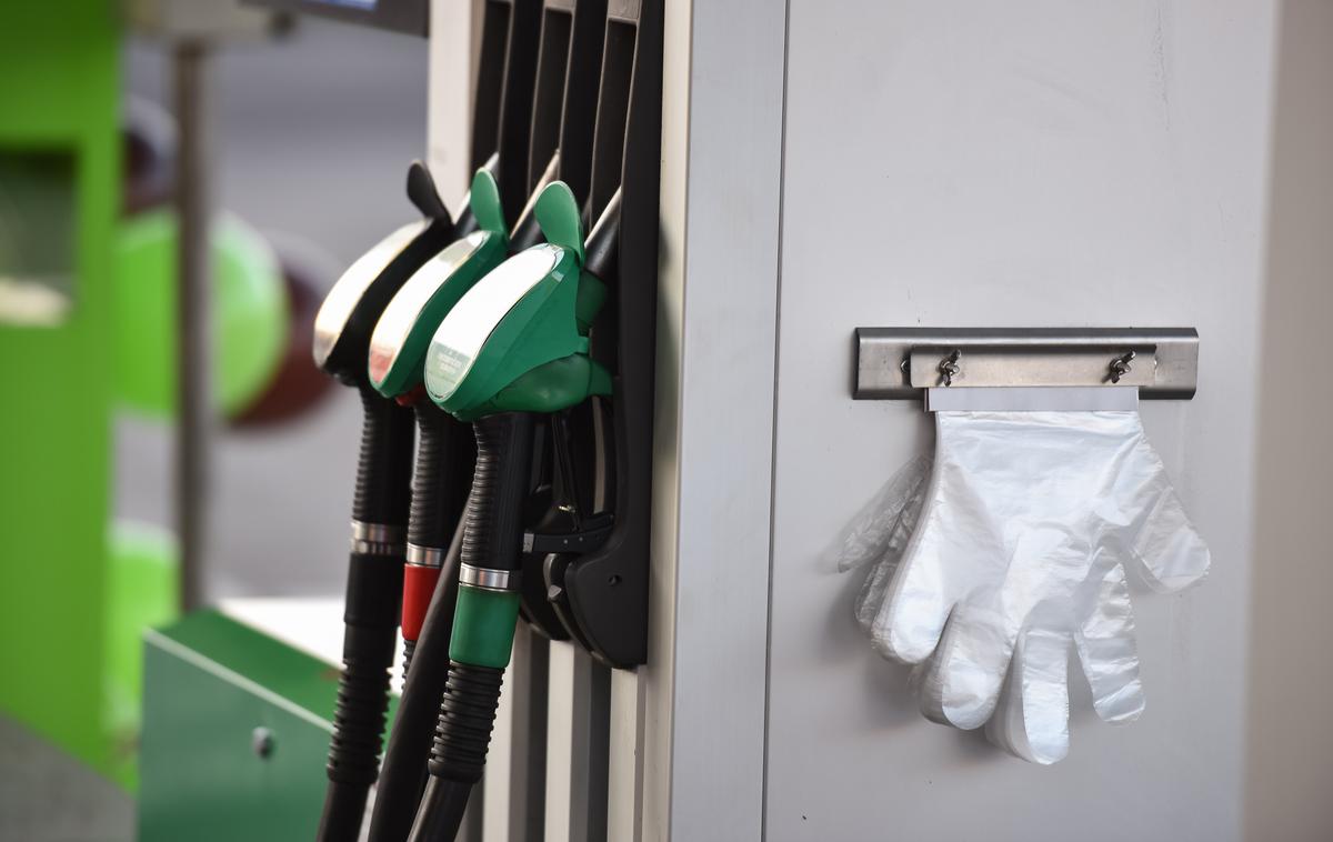 Bencin | Z oktobrom se je država popolnoma umaknila od uravnavanjem cen goriva na bencinskih črpalkah. | Foto STA