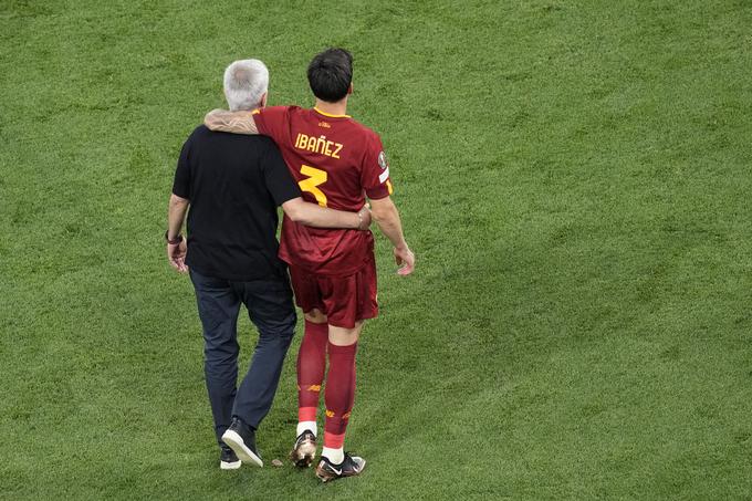 Roger Ibanez se iz Rima seli v Savdsko Arabijo, Jose Mourinho je njegovo selitev pospremil z zgovornim zapisom na družbenem omrežju. | Foto: Guliverimage
